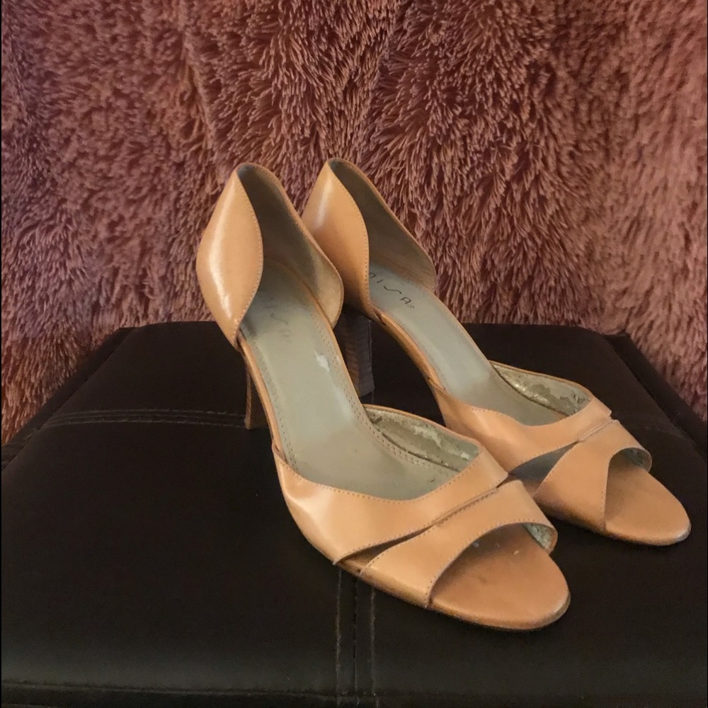 Unisa tan heels.